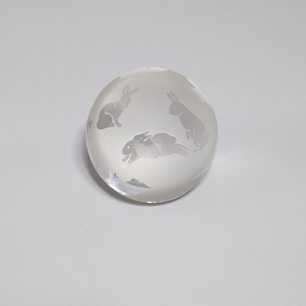 Vintage 1991 Arthur Court Glass Paperweight Frosted Etched Rabbit Motif - Picture 2 of 12